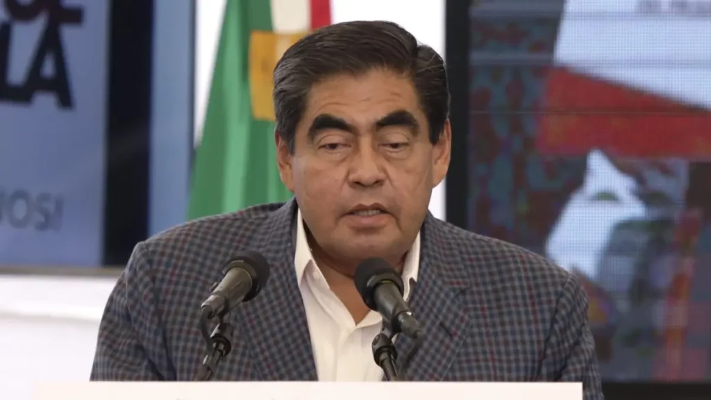 Barbosa llama a sus secretarios a renunciar si aspiran a contender para el 2024.