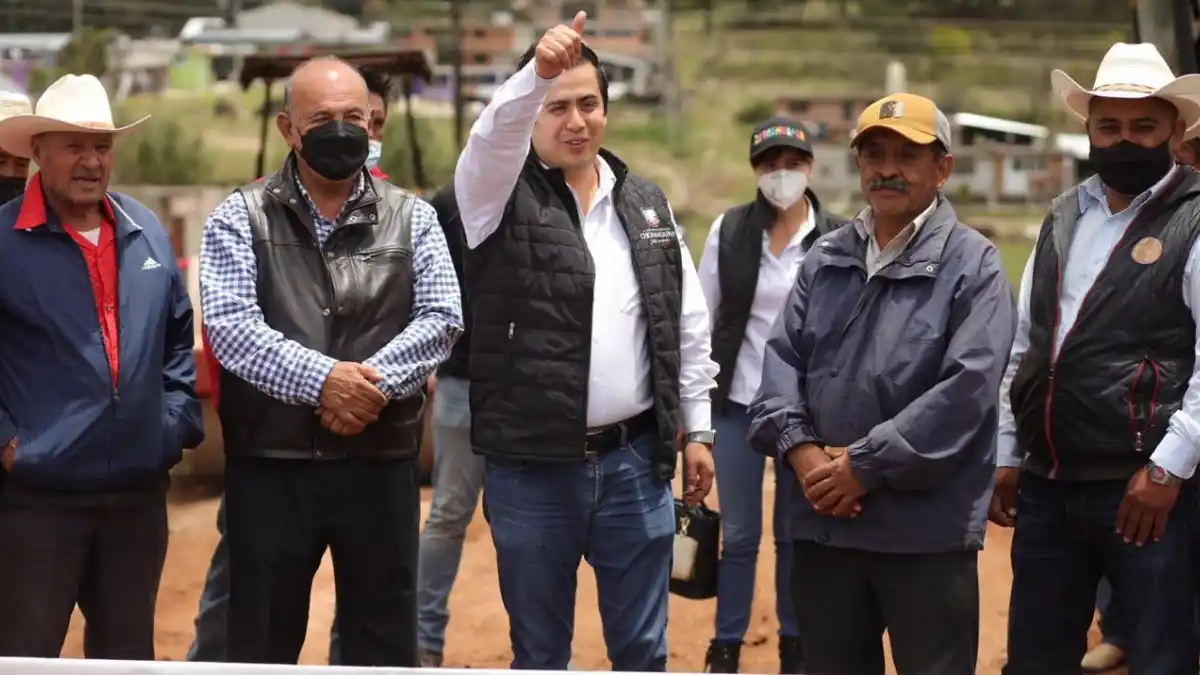 Lorenzo Rivera entrega luminarias y apoyos en juntas auxiliares de Chignahuapan.