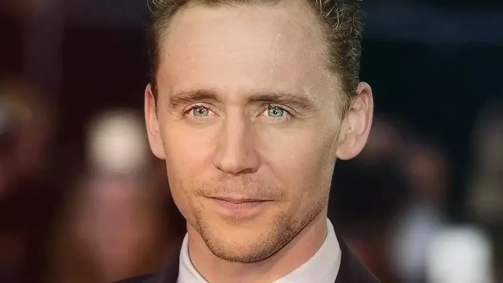 Con elegante traje, Tom Hiddleston nos da un adelanto de “Loki 2”