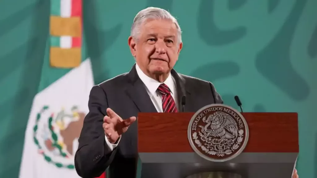 AMLO firma iniciativa para eliminar el Horario de Verano; va al Congreso.
