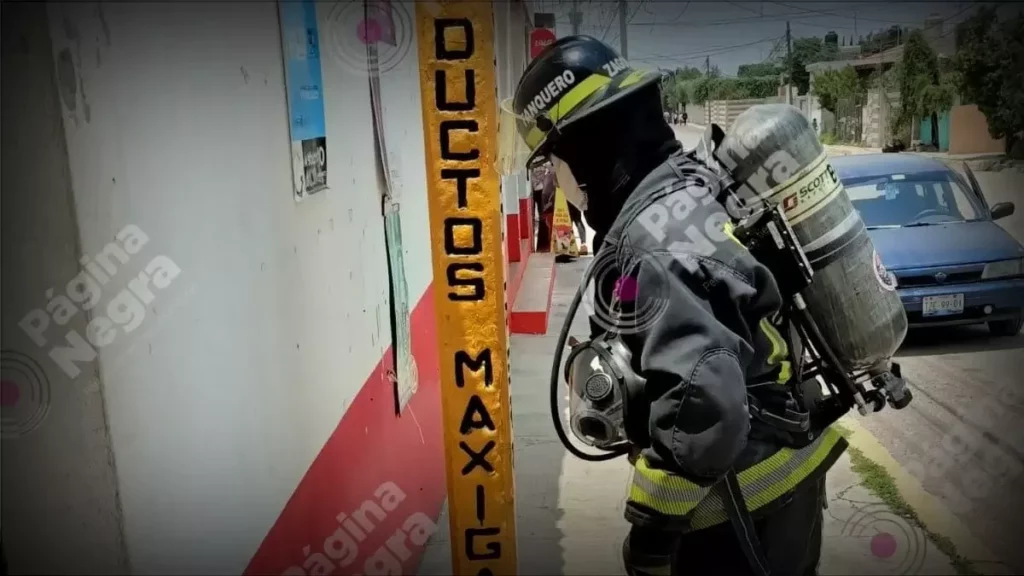 Evacuan a 300 estudiantes de una primaria por olor a gas en Puebla.