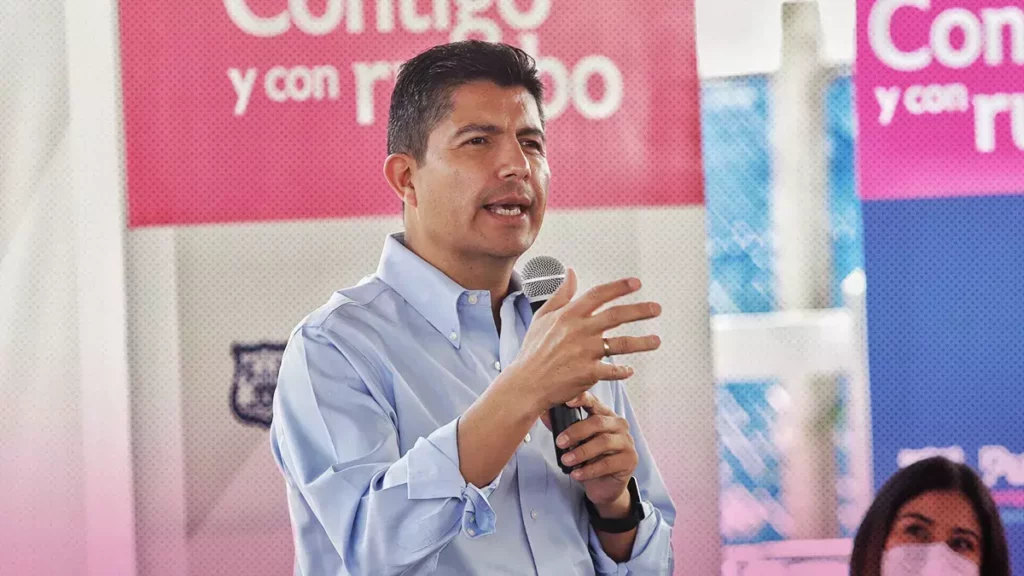 Eduardo Rivera reconoce a policías que apoyaron a que un bebé naciera en patrulla.