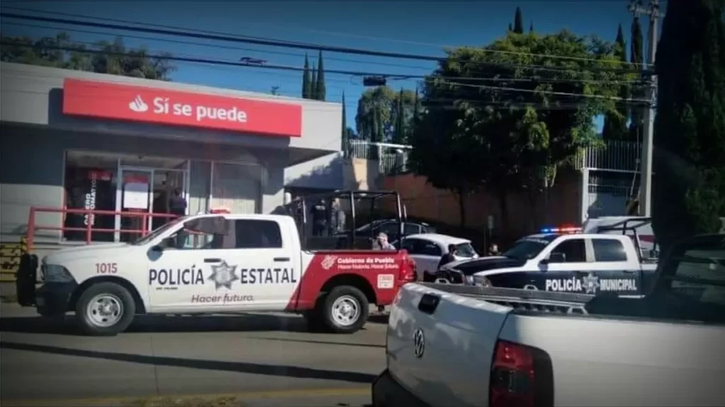Asaltan a cuentahabiente dentro de un banco Santander en Puebla.