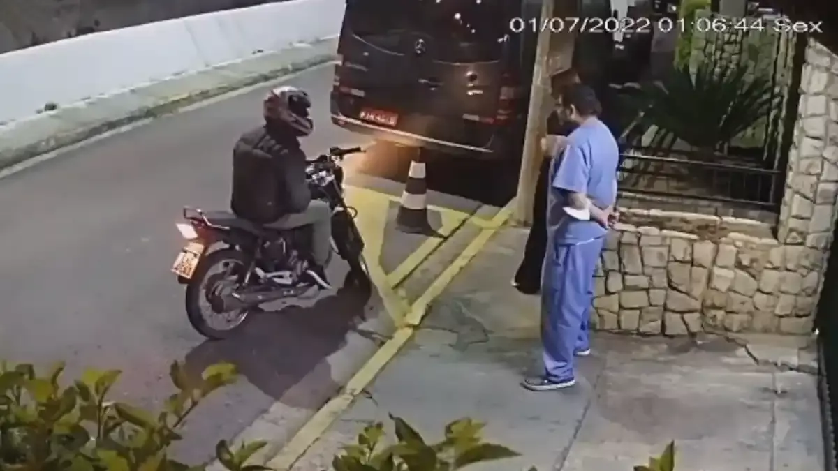 VIDEO: En Brasil, pareja somete y golpea a ladrón que los quería asaltar.