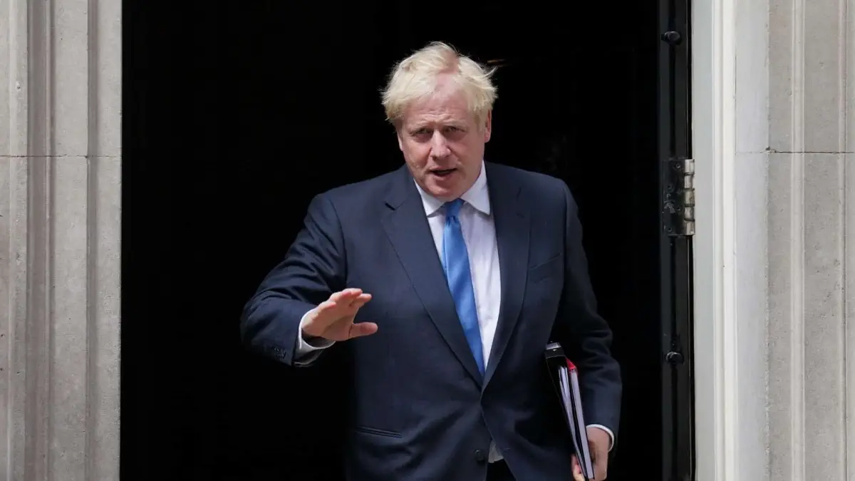 Boris Johnson renuncia como Primer Ministro; seguirá mientras haya sucesor.