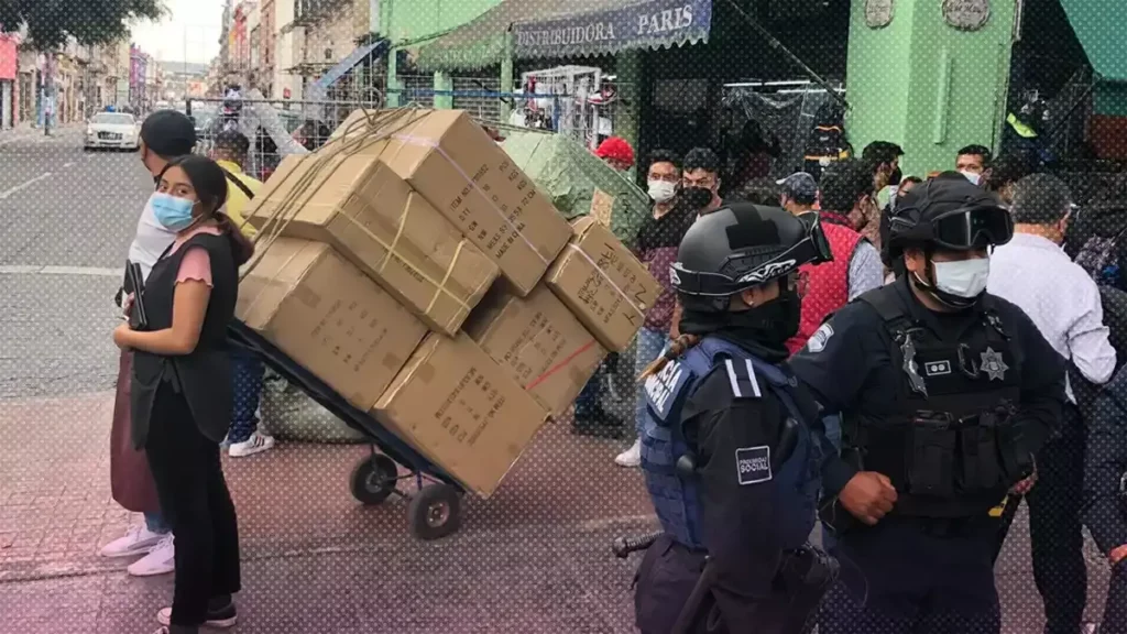 Ambulantes se enfrentan contra policías municipales por instalarse en el centro de Puebla.