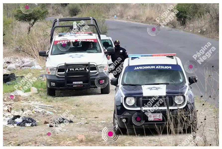 Rescatistas sacaron el cuerpo de un barranco.