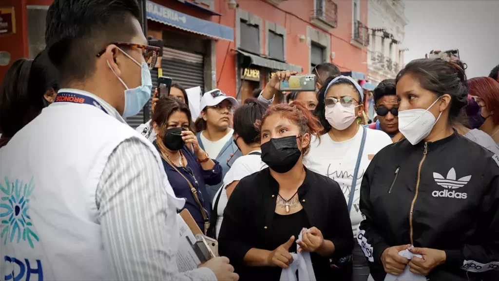 CDH supervisa la calle 5 de Mayo después de enfrentamiento de ambulantes.