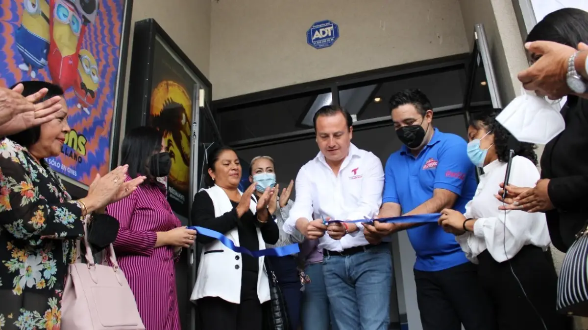 Corte de listón para la reapertura del Cinema Hollywood Tecamachalco.