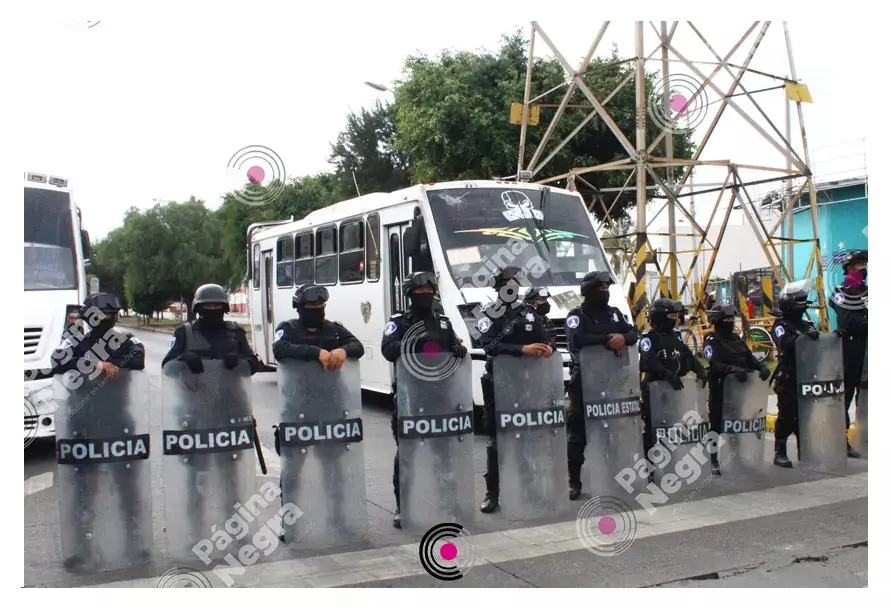 Policías dialogaron con los manifestantes para que abrieran la circulación.