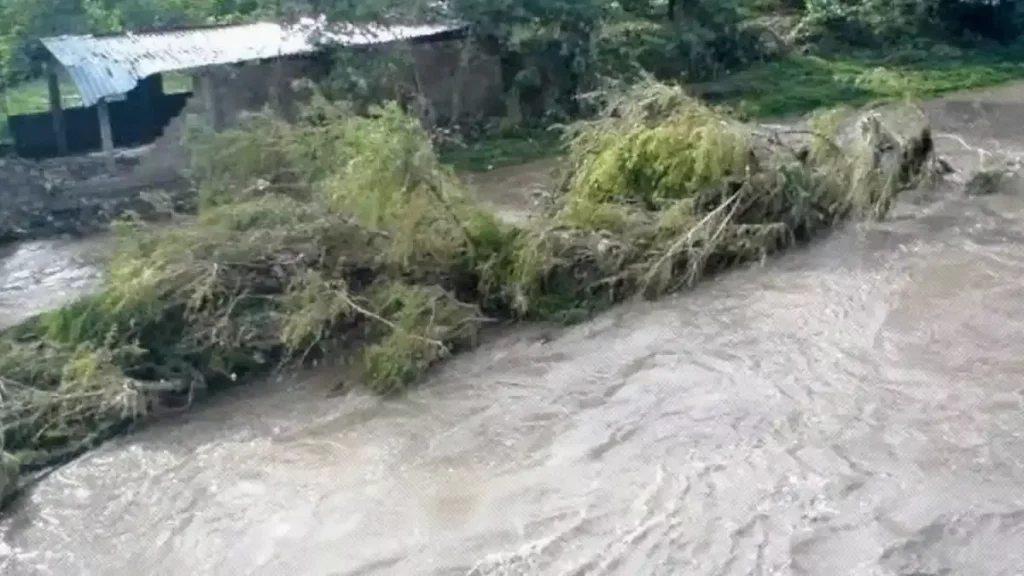 Encuentran restos humanos en el río Nexapa, en Izúcar de Matamoros.
