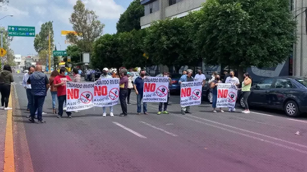 Vecinos de El Carmen bloquean Avenida Reforma en protesta vs parquímetros