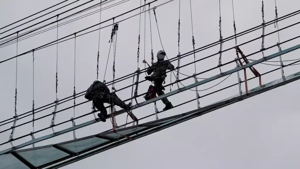 Protección Civil clausura el puente de cristal en Angelópolis.