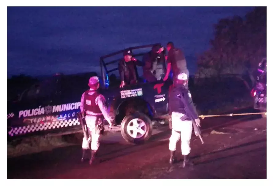 Delincuentes retienen a policías de Tecamachalco; intentaron recuperar un tráiler.