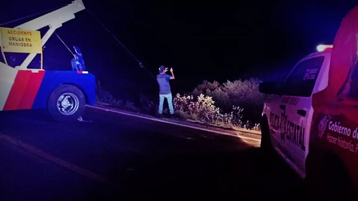 Volcadura y caída de un auto a una barranca dejó un joven muerto en Esperanza