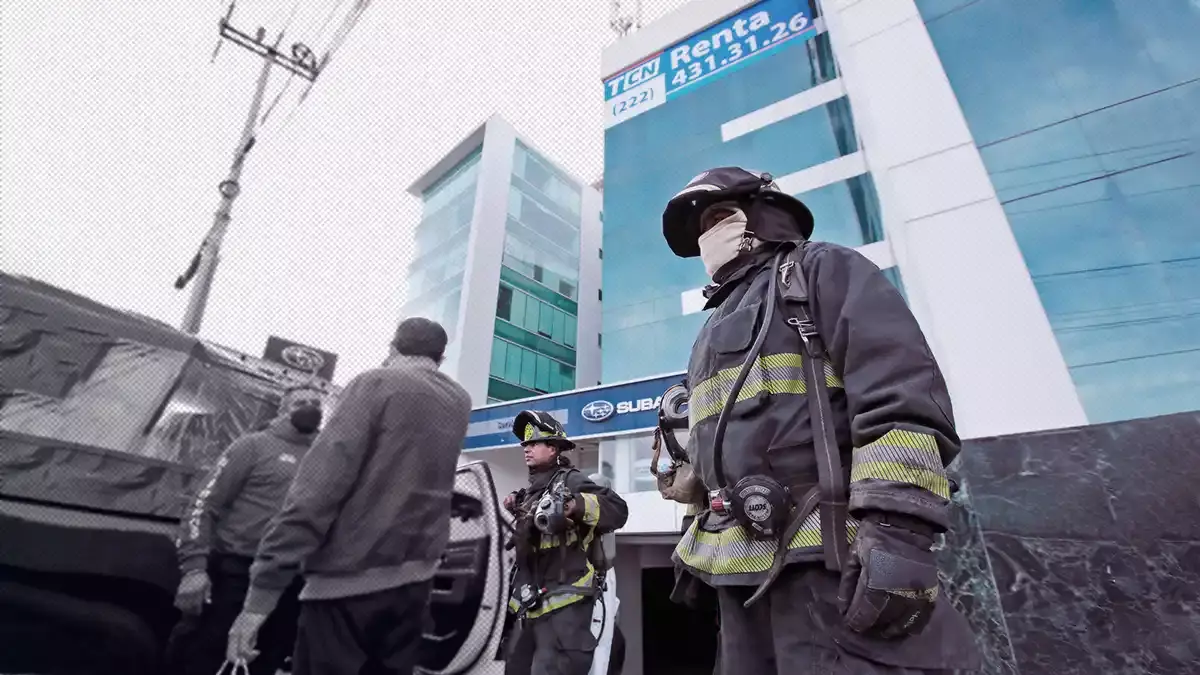 Cortocircuito provoca incendio en edificio de la vía Atlixcáyotl.