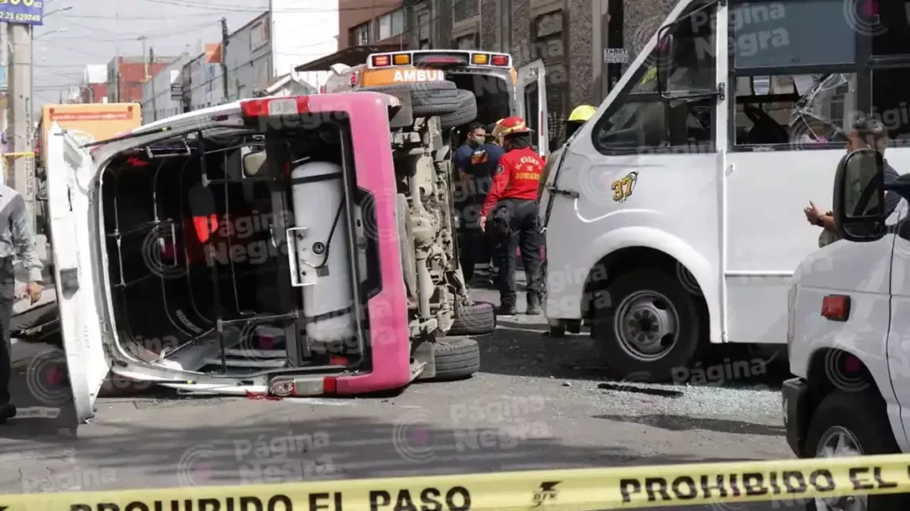 Choque entre ruta 44 A y S-25 deja 14 pasajeros lesionados en Puebla.