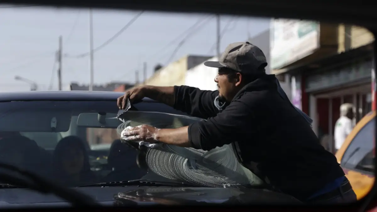 ¿Cuánto gana un limpiaparabrisas en México? Aquí la respuesta.