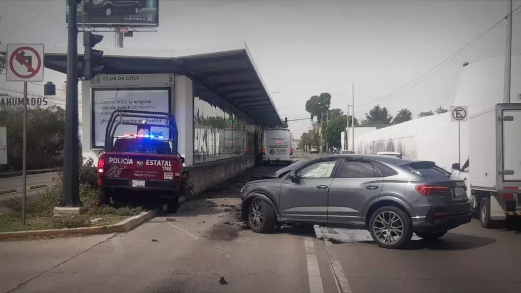 Patrulla de la Policía Estatal choca frente a paradero del RUTA.