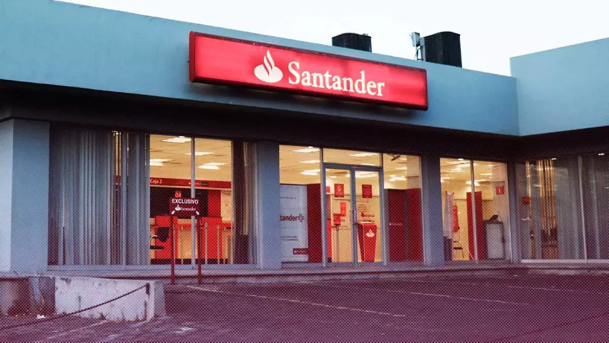 Cuentahabiente asaltado dos sujetos, afuera del banco Santander Zavaleta