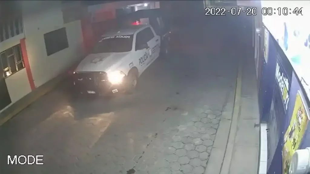 Policías ebrios chocan contra camioneta en Tecamachalco.