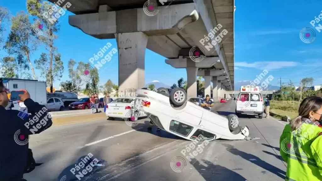 Dos lesionados tras la volcadura de un automóvil en la México-Puebla.