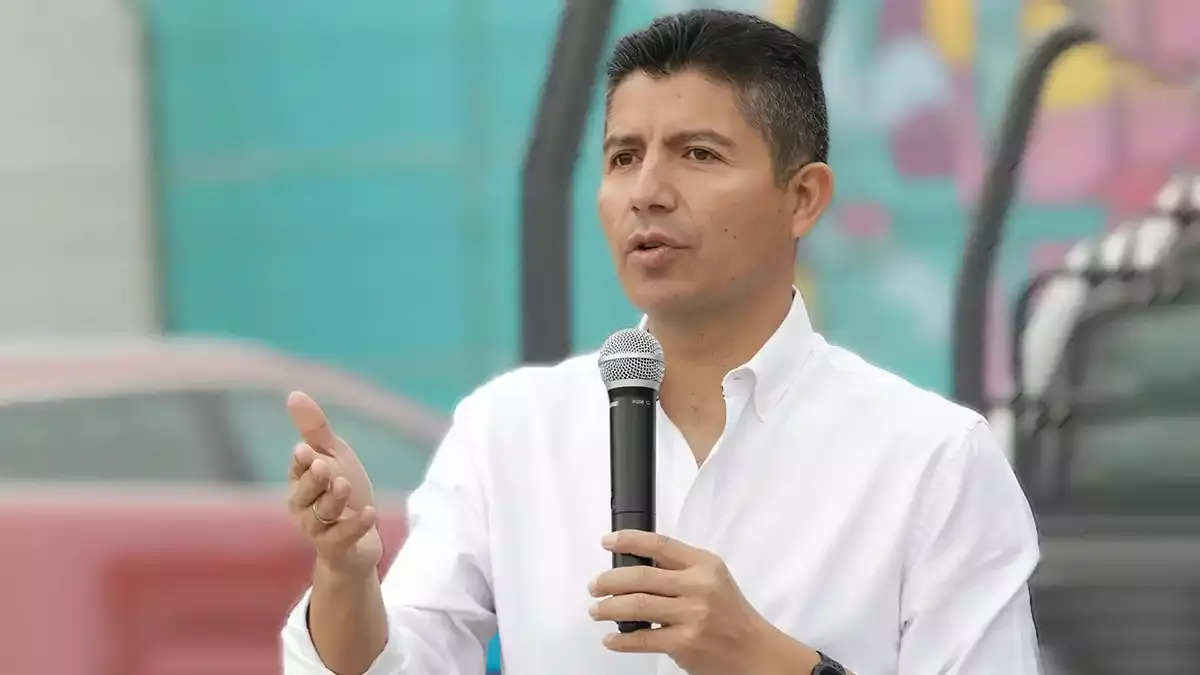Lalo Rivera pide fondos federales para pavimentar calles; lleva 300.
