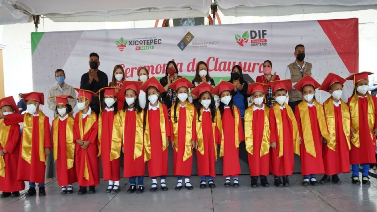 Egresan 90 niños de los Caics de Xicotepec con Leonor Vargas Gallegos como madrina de generación