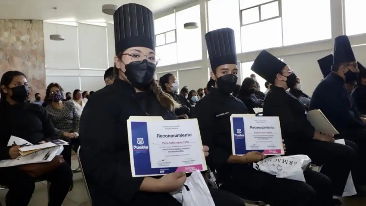 SMDIF de Puebla gradúa a 28 estudiantes de gastronomía y estilismo
