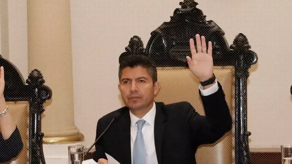 Contraloría Municipal analiza sanciones a Eduardo Rivera por infringir veda electoral.