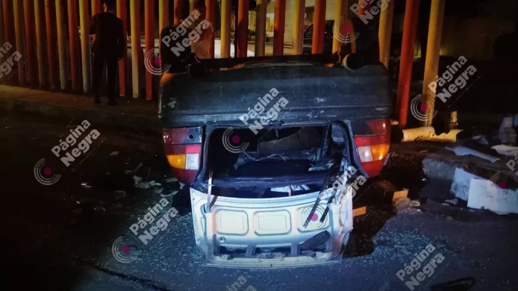 Automovil particular queda volcado y abandonado en la lateral de la autopista México-Puebla