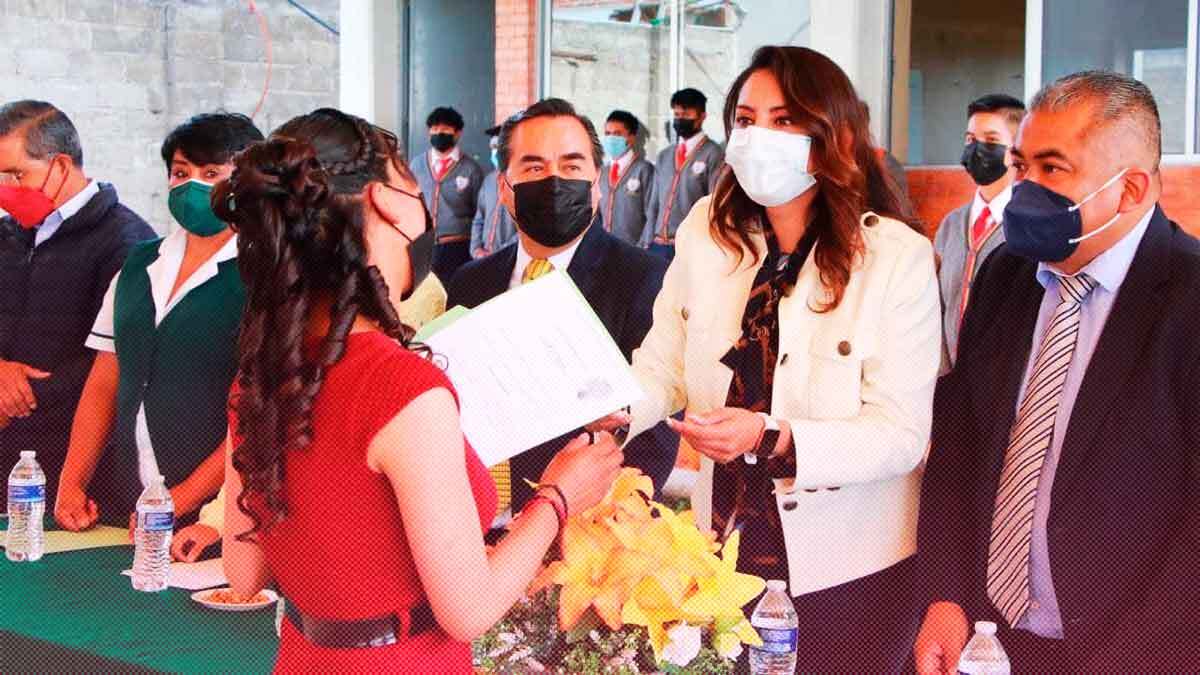 Angélica Alvarado acompaña a graduados del Bachillerato Mario Molina