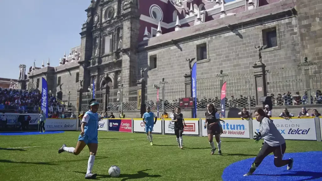 Inauguran canchas de fútbol para torneo en el Zócalo de Puebla