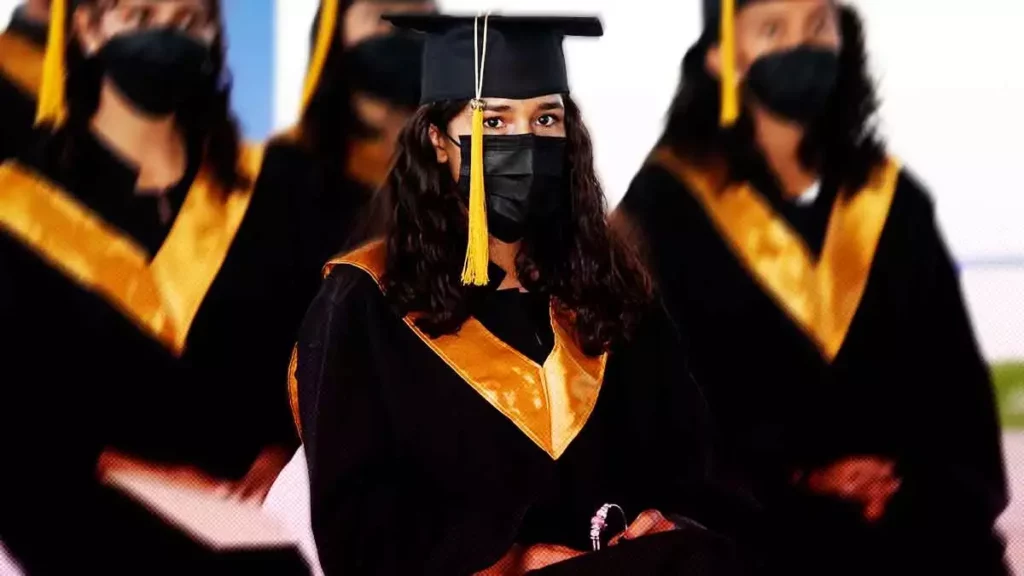 SEP debe 7 mil títulos universitarios; le exigen que ya los entregue
