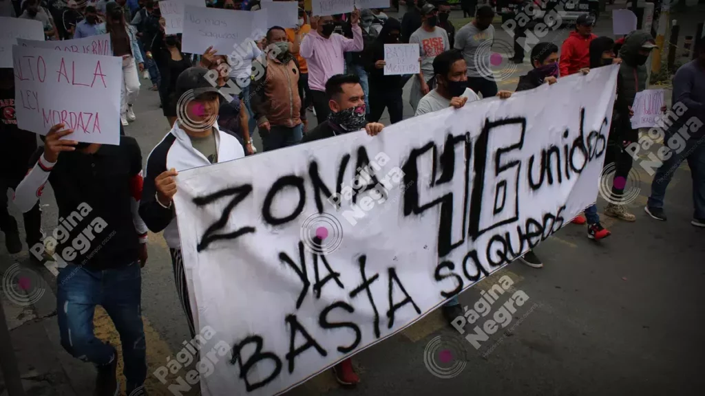 Se manifiestan locatarios de la 46 Poniente; piden “alto al saqueo”.