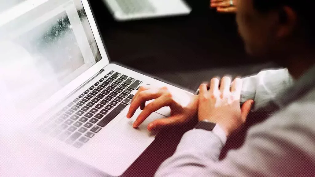 Dependencias del gobierno de Puebla deberán tramitar permiso para uso de internet en oficinas
