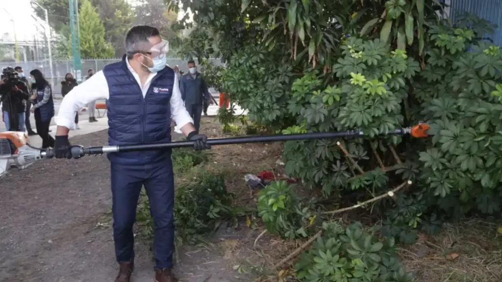 Ayuntamiento de puebla hace limpieza integral en bulevar valsequillo