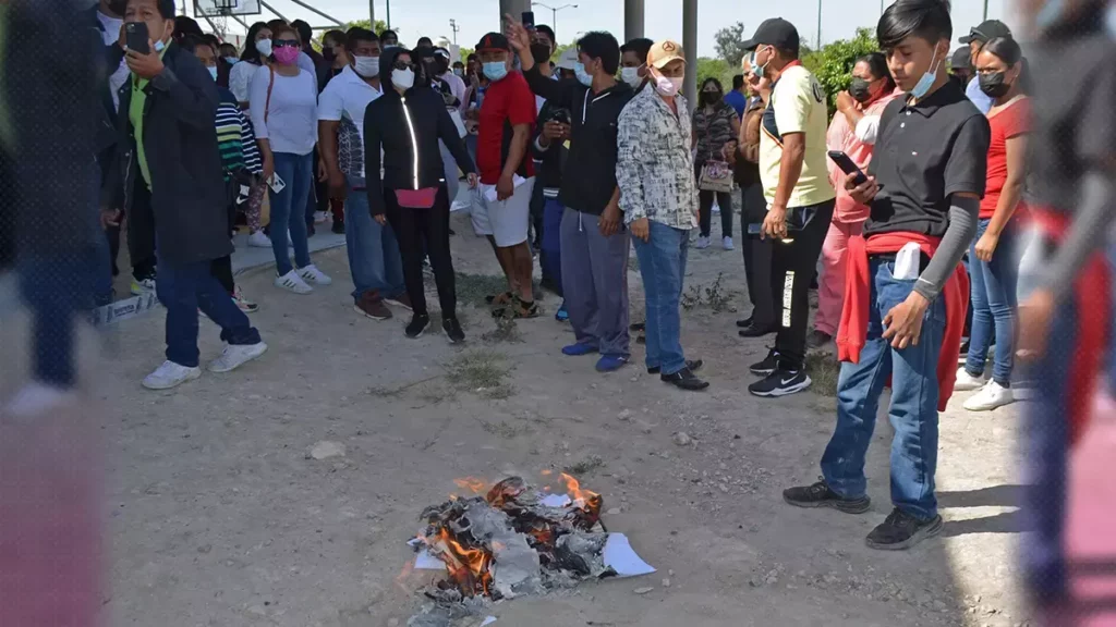 Con quema de paquetería, revientan votación para consejeros de Morena en Tehuacán