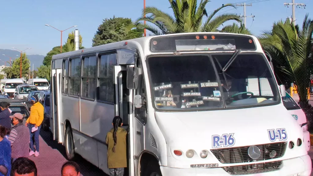 Más de 20 unidades del transporte público acarrean morenistas para votar en el Estadio Cuauhtémoc