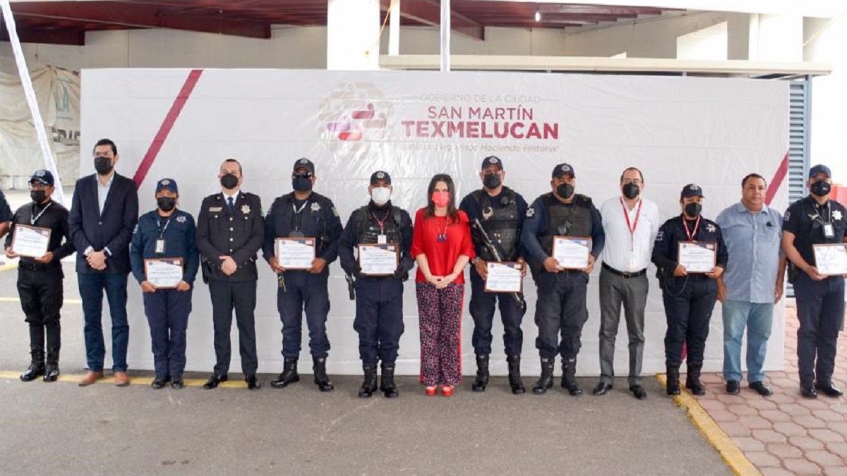 Oxxo entrega reconocimientos a elementos de seguridad pública de Texmelucan