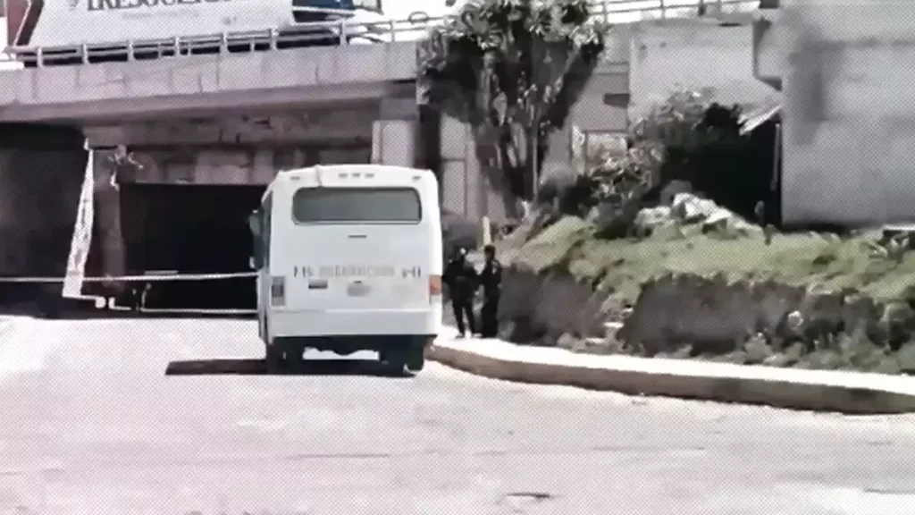 Bala perdida alcanza a pasajero de la ruta 44-A en San Jerónimo Caleras.
