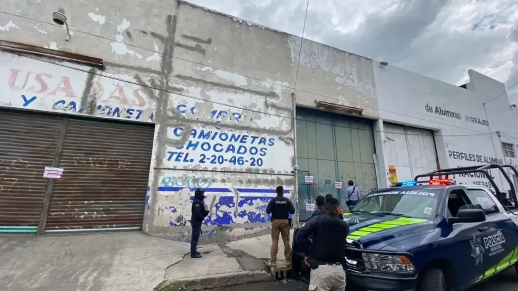 Normatividad, policía municipal y gestión de riesgos supervisan comercios en la zona de la 46 Poniente