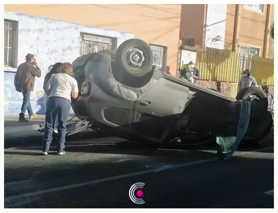 Choque y volcadura deja dos mujeres heridas en colonia Chulavista.