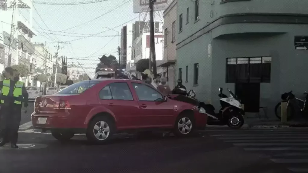 Choque y volcadura deja dos mujeres heridas en colonia Chulavista.
