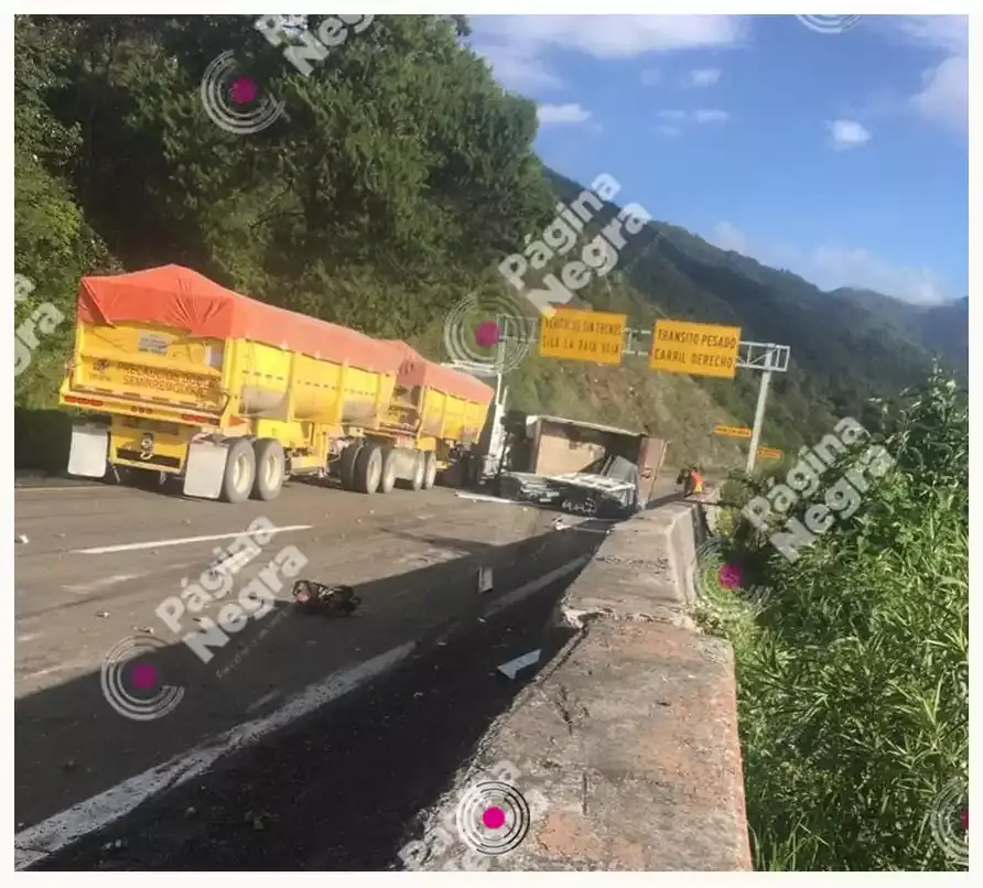 Iban a reparar la Puebla-Orizaba y mueren tras volcar en la autopista.