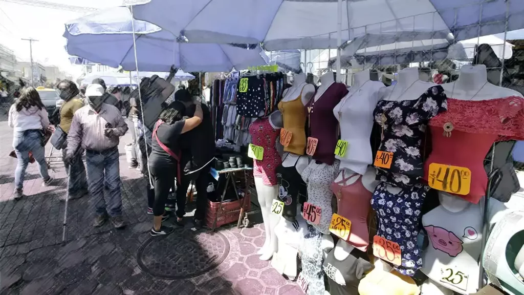 Ambulantes que se instalen en la periferia de Puebla deberán pagar permisos: Eduardo Rivera.