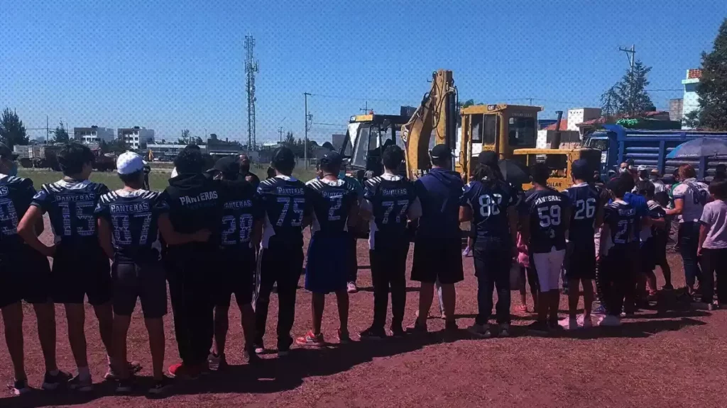 Edil de Cuautlancingo arrebata campo a equipo infantil; niños se manifiestan.