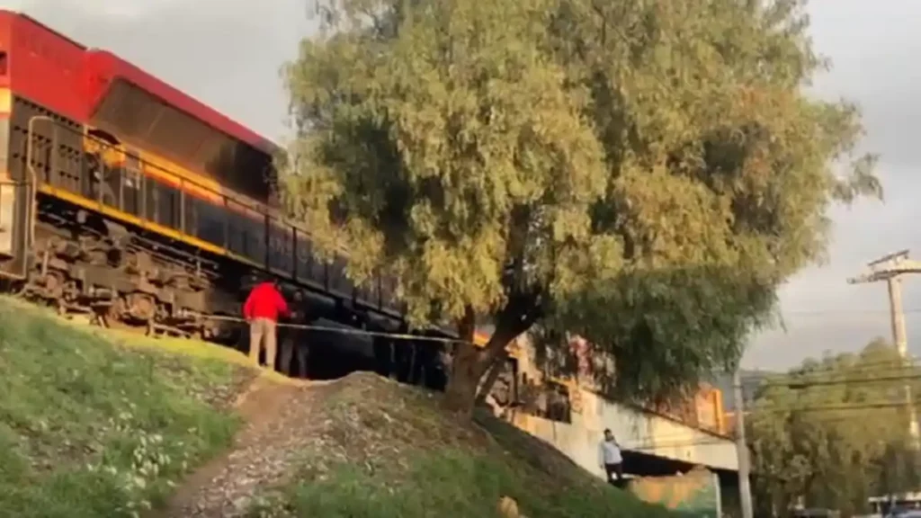 Mujer muere atropellada por el tren en Tlalnepantla.