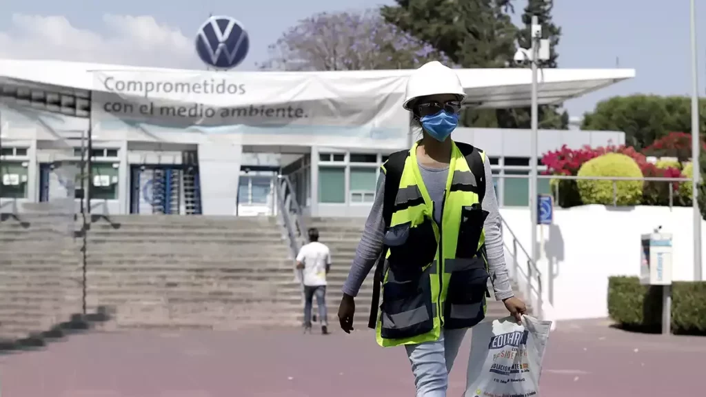 En medio de una controversia salarial, sindicato de VW anuncia paro técnico.