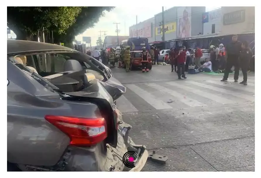 La colisión múltiple entre 5 vehículos, incluidas 2 rutas de transporte público, dejó 50 lesionados.
